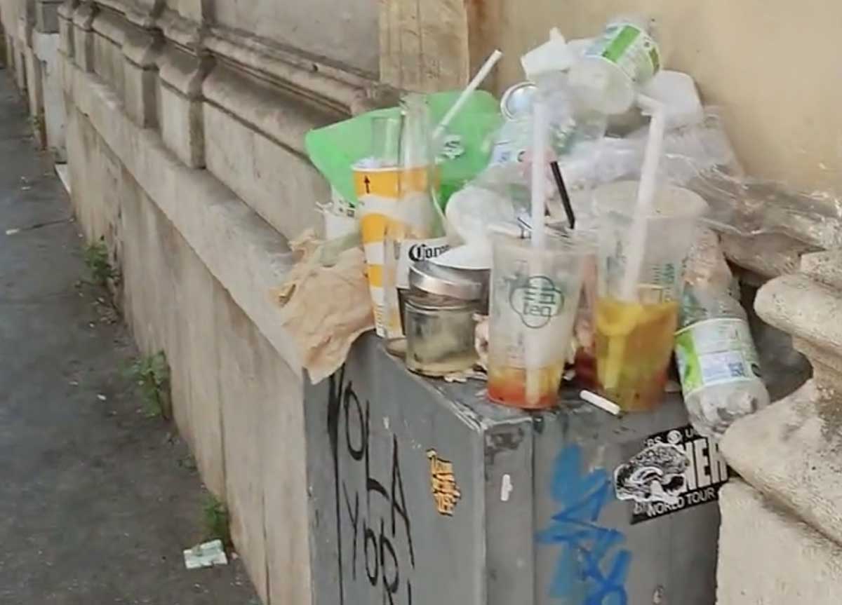 turisti roma cestini rifiuti colosseo 01