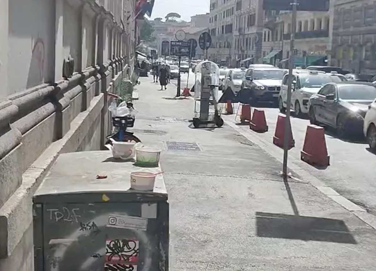 Turisti Roma, i cestini dei rifiuti