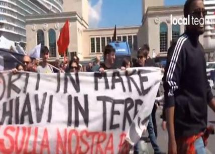 Corteo migranti a Napoli