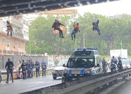 Roma, caos Tangenziale: 4 attivisti di Ultima Generazione appesi a un ponte