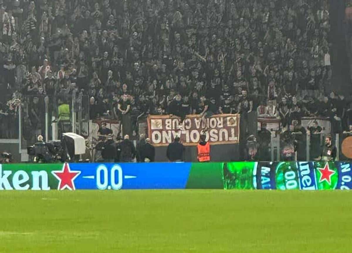 Lo striscione romanista rovesciato nella Curva dello Slavia Lo striscione romanista rovesciato nella Curva dello Slavia