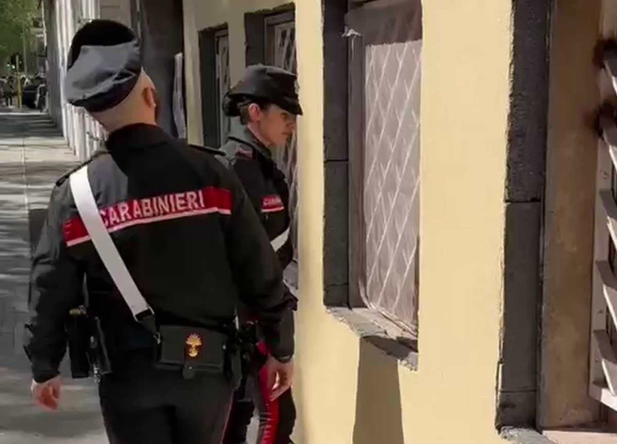 Casamonica, il bancomat della droga dalle finestre di casa. Il video del blitz