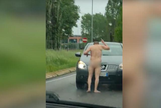 Uomo nudo corre in strada Rovigo Uomo nudo corre in strada Rovigo