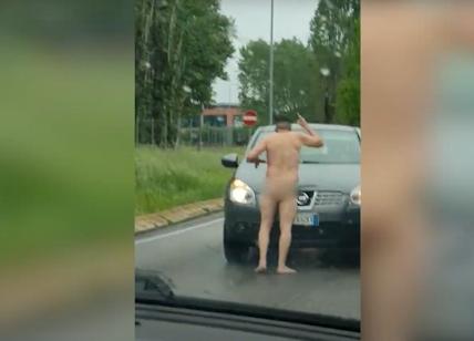 Uomo nudo corre in strada Rovigo