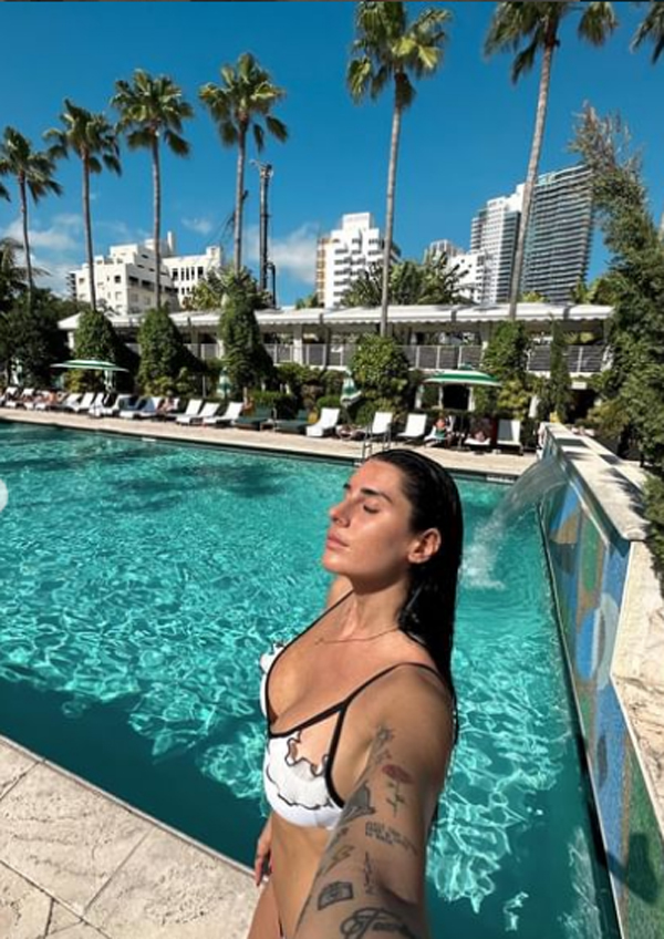 Valentina Vignali selfie i piscina a Miami (instagram valentinavignali) Valentina Vignali selfie i piscina a Miami (instagram valentinavignali)