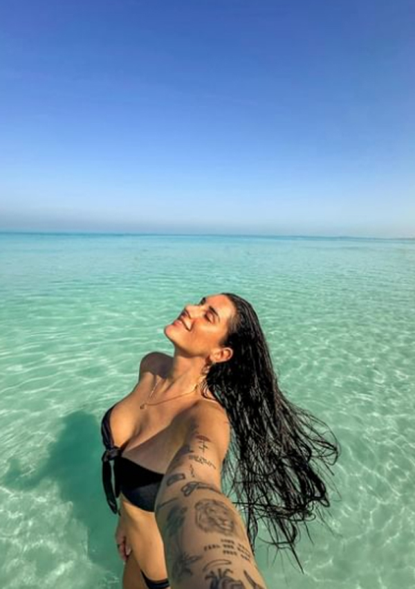 Valentina Vignali, selfie dal mare di Abu Dhabi. "Tutti i miei colori preferiti" (Instagram valentinavignali) Valentina Vignali, selfie dal mare di Abu Dhabi. "Tutti i miei colori preferiti" (Instagram valentinavignali)