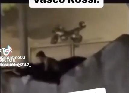 Vasco Rossi, sesso allo stadio durante il concerto. Il video choc