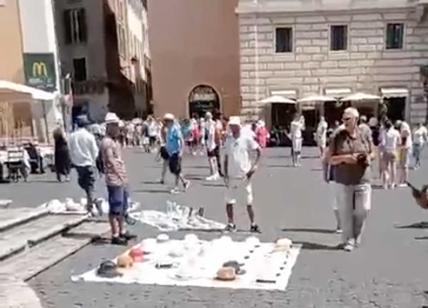 Roma fuori controllo, al Pantheon un suk: sulla piazza ambulanti ovunque