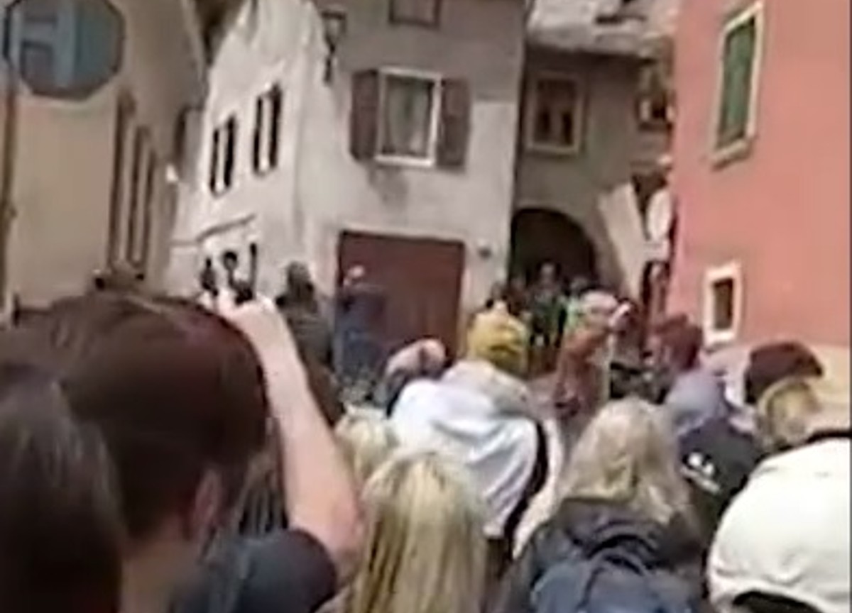 La protesta degli animalisti sotto casa di Fugatti in Trentino La protesta degli animalisti sotto casa di Fugatti in Trentino