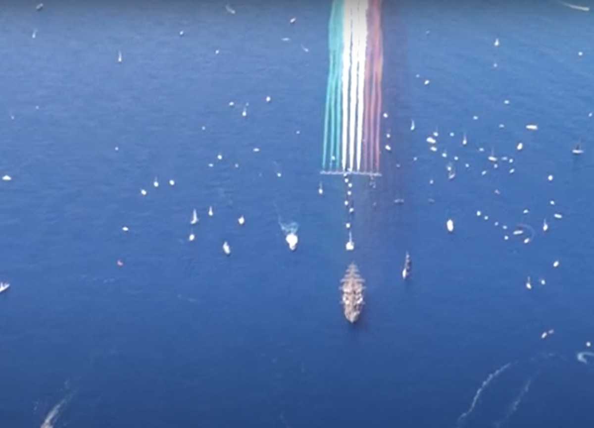 L'Amerigo Vespucci salpa da Genova per il giro del mondo, il volo delle Frecce Tricolori