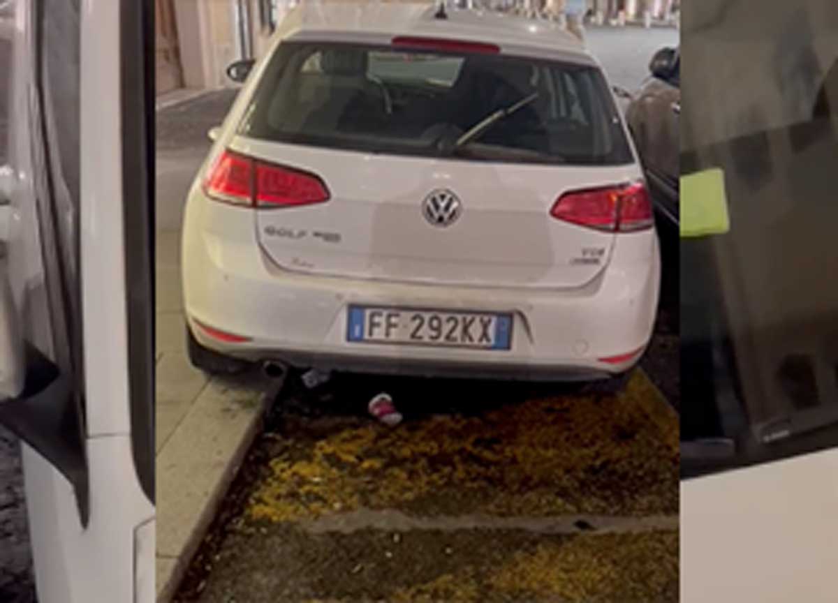 L'auto parcheggiata sul posto disabili L'auto parcheggiata sul posto disabili