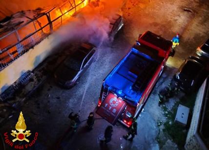 Va a fuoco un compattatore Ama in via del Corso: fiamme e paura nel Centro