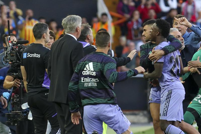 Insulti razzisti a Vinicius ("Scimmia, scimmia") in Valencia-Real Madrid. Poi rissa in campo (foto Lapresse) Insulti razzisti a Vinicius ("Scimmia, scimmia") in Valencia-Real Madrid. Poi rissa in campo (foto Lapresse)