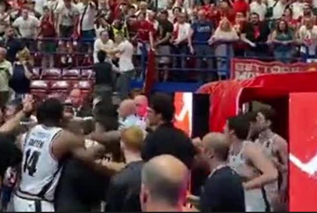 A fine partita il caos tra giocatori Virtus Bologna e tifosi Milano A fine partita il caos tra giocatori Virtus Bologna e tifosi Milano