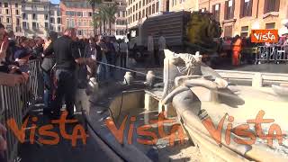 Blitz degli ambientalisti alla Barcaccia di Roma, le operazioni di pulizia