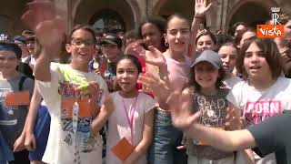 Mattarella tra i bambini a ForlÃ¬, spunta il cartello: "La sua presenza per noi Ã¨ una carezza"