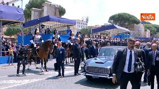 Mattarella lascia la parata del due giugno a bordo della Lancia Flaminia tra gli applausi