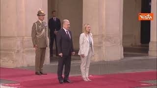 Il Presidente dellâ€™Uzbekistan dona a Giorgia Meloni un mazzo di fiori rosa e lilla