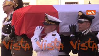 L'arrivo del feretro di Giorgio Napolitano per i funerali di Stato a Montecitorio