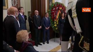 Funerali Napolitano, la stretta di mano di Meloni alla moglie Clio