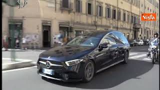 Funerali Napolitano, il feretro attraversa il centro di Roma prima della cerimonia laica