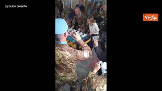 Meloni in Libano gioca a biliardino con i militari italiani