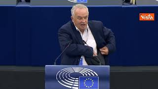 Eurodeputato libera colomba per la pace durante il suo intervento al Parlamento Ue
