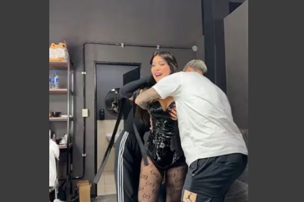 Wanda Nara, Icardi le sistema il corsetto nel camerino di Ballando con le Stelle (Instagram wanda_nara) Wanda Nara, Icardi le sistema il corsetto nel camerino di Ballando con le Stelle (Instagram wanda_nara)