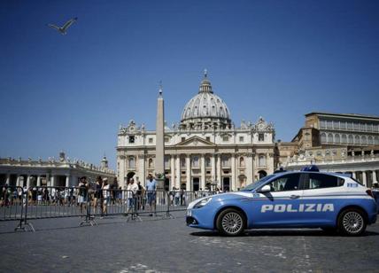 Prete armato in piazza San Pietro: nel borsello una pistola ad aria compressa