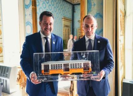 Ai ministri del G7 Trasporti in dono il tram di Milano di Lego