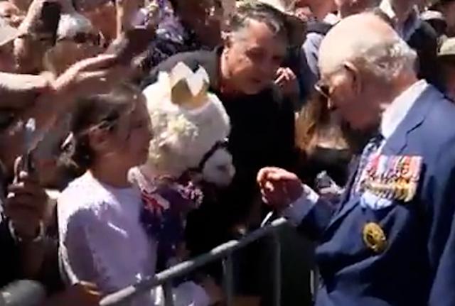Inghilterra, fuori programma per Re Carlo: spunta un alpaca tra la folla che gli starnutisce addosso   