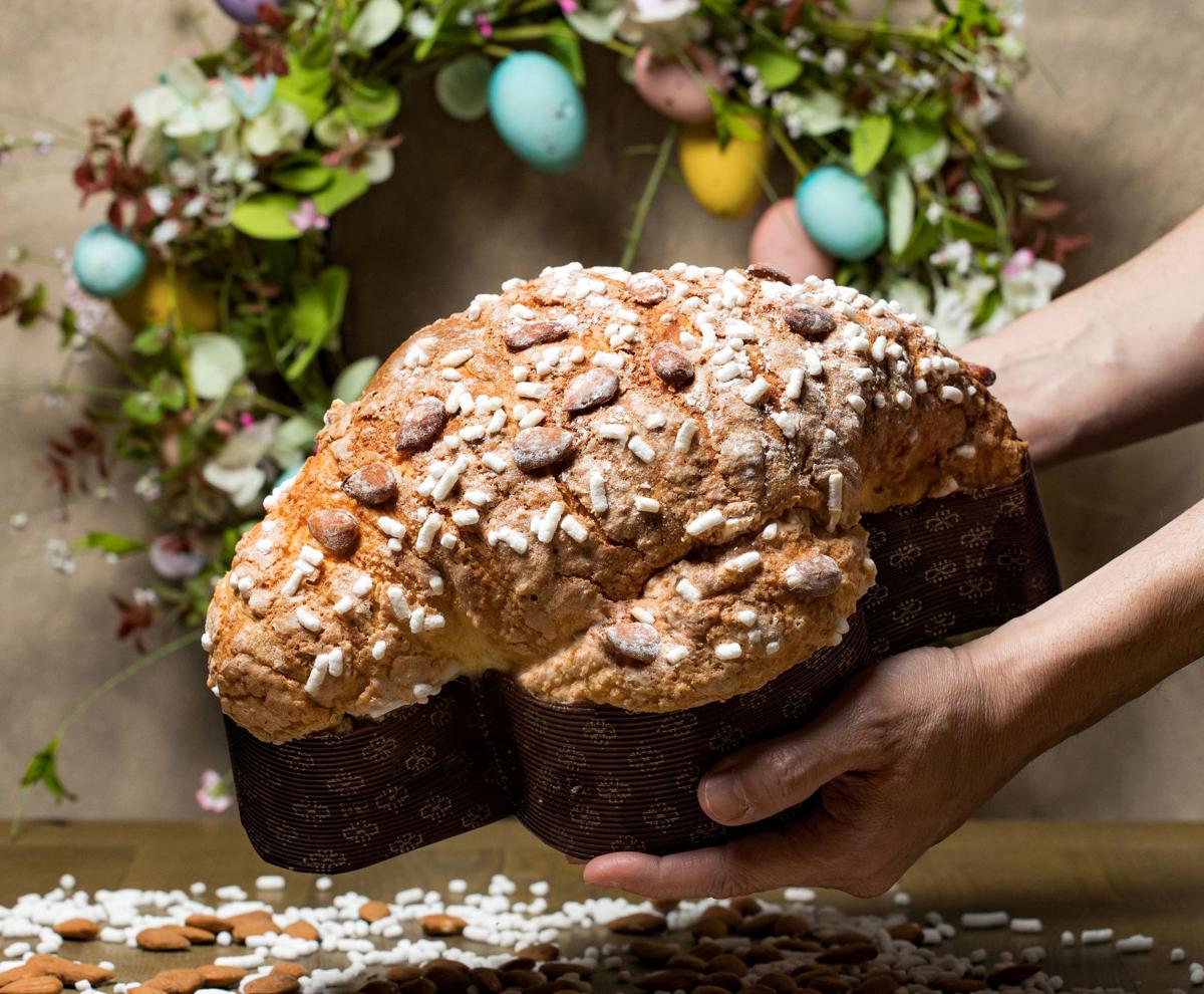IL SIGNOR DI CARBOGNANO – Al cioccolato con farcitura di pistacchio Andate in Sicilia, raggiungete Palermo. Cercate Pierangelo Chifari, anima e cuore della pasticceria artigianale Il Signor di Carbognano : è sua una delle migliori Colombe d’Italia. Lo scorso anno proprio una sua creazione è stata inserita tra le Top 20 delle migliori colombe italiane dal Gambero Rosso. Il segreto per tanto consenso? Probabilmente la lavorazione che supera le 48 ore totali e la scelta di eseguire ogni singolo passaggio a mano. La Colomba preparata con l'impiego di sola pasta madre viva, con due impasti totali e una lievitazione finale a temperatura controllata, quest’anno si presenta in una nuova versione, al cioccolato e con farcitura di pistacchio. www.ilsignordicarbognano.it IL SIGNOR DI CARBOGNANO – Al cioccolato con farcitura di pistacchio Andate in Sicilia, raggiungete Palermo. Cercate Pierangelo Chifari, anima e cuore della pasticceria artigianale Il Signor di Carbognano : è sua una delle migliori Colombe d’Italia. Lo scorso anno proprio una sua creazione è stata inserita tra le Top 20 delle migliori colombe italiane dal Gambero Rosso. Il segreto per tanto consenso? Probabilmente la lavorazione che supera le 48 ore totali e la scelta di eseguire ogni singolo passaggio a mano. La Colomba preparata con l'impiego di sola pasta madre viva, con due impasti totali e una lievitazione finale a temperatura controllata, quest’anno si presenta in una nuova versione, al cioccolato e con farcitura di pistacchio. www.ilsignordicarbognano.it