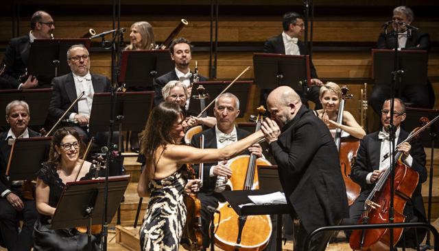 Viktoria Mullova e Stefano Montanari al termine del concerto di Beethoven; credito fotografico Lorenza Daverio – I Pomeriggi Musicali. Viktoria Mullova e Stefano Montanari al termine del concerto di Beethoven; credito fotografico Lorenza Daverio – I Pomeriggi Musicali.
