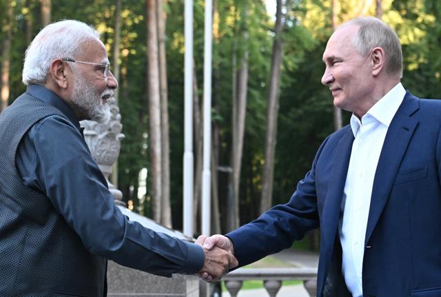 Vladimir Putin riceve Narendra Modi durante incontro formale a Mosca Vladimir Putin riceve Narendra Modi durante incontro formale a Mosca