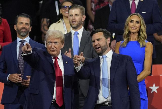 Donald Trump, Vance e Lara Trump Donald Trump, Vance e Lara Trump