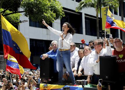 Venezuela e Messico, Trump: "Attaccheremo via terra i cartelli della droga". Poi l'annuncio su Machado e il Nobel per la Pace