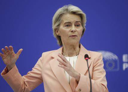 Von der Leyen incapace di arginare lo strapotere di Trump: "Ue pronta a negoziare". Zelensky striglia l'Ue