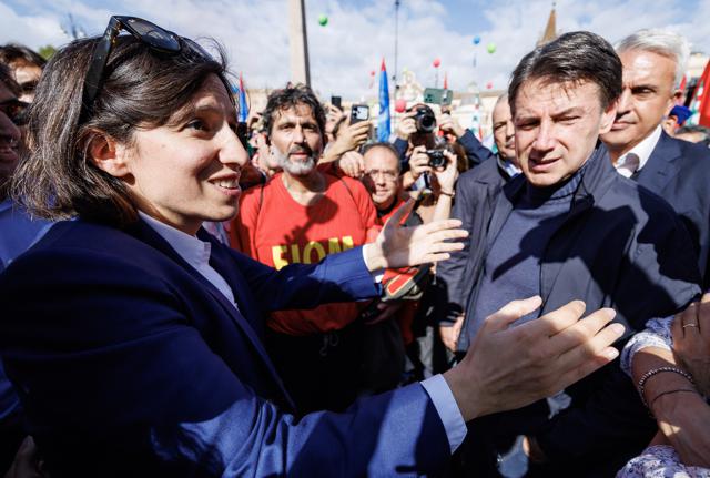 Gaza e piano di Trump, Schlein si fa dettare l'agenda da Conte e Avs: così l'opposizione va in frantumi e il Pd rischia la scissione 