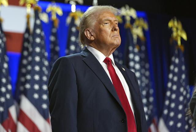 Donald Trump, arriva dopo la vittoria alla festa di veglia elettorale al Palm Beach Convention Center. Donald Trump, arriva dopo la vittoria alla festa di veglia elettorale al Palm Beach Convention Center.