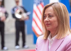 Meloni incontra Trump e gli regala un cesto di Pasqua, l'intervista impossibile di Propaganda Live