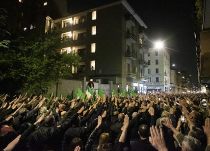 Saluti romani al corteo della destra per Ramelli a Milano. Ma qualcuno ha suonato "Bella ciao"...