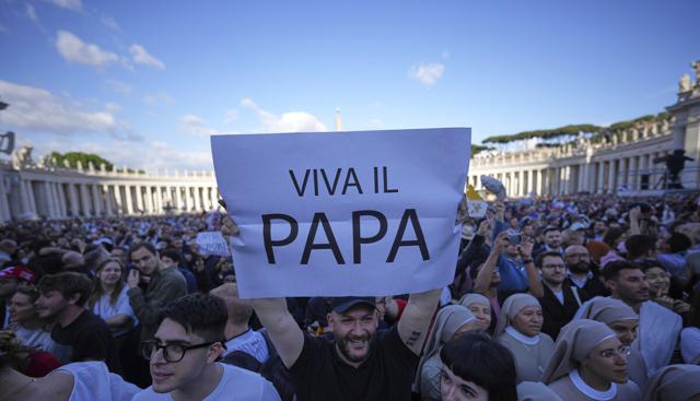 Attesa in Piazza San Pietro per conoscere il nuovo Papa Attesa in Piazza San Pietro per conoscere il nuovo Papa