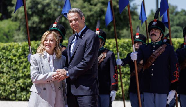 Italia-Grecia, al via il vertice. Meloni: "Rapporti ottimi. Grande sintonia su difesa, sicurezza e immigrazione"