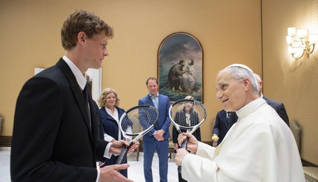Com’è difficile essere perfetti: Sinner, il Papa e il valore dei simboli