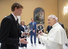 Com’è difficile essere perfetti: Sinner, il Papa e il valore dei simboli