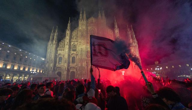 Napoli campione d'Italia, Inter battuta e i tifosi conquistano Milano: festa dello scudetto in Piazza del Duomo - Le foto