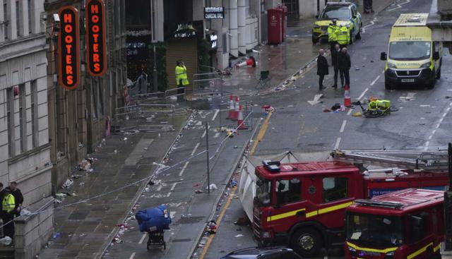Liverpool, auto contro la folla (Foto Lapresse) Liverpool, auto contro la folla (Foto Lapresse)