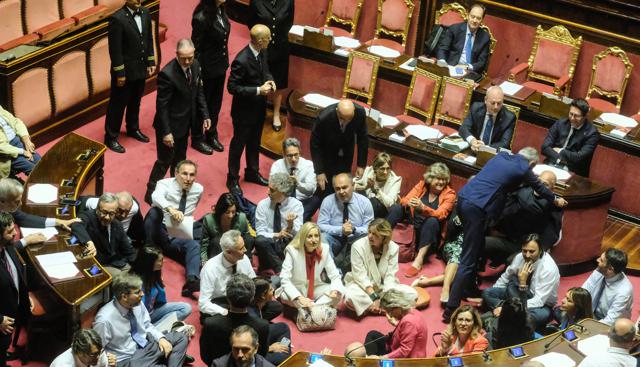Decreto Sicurezza, il Senato conferma la fiducia: il Dl è legge. Dem seduti per terra. Grida in Aula: "Vergogna"
