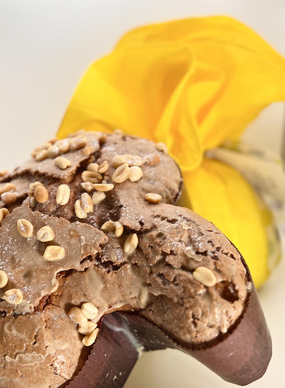 FEDERICO PRODON - Caramello, datteri e noccioline In occasione delle festività pasquali del 2025, il maestro pasticcere romano, Federico Prodon ha lavorato alla realizzazione di tre Colombe: Orange con un impasto soffice, arricchito con semi canditi di arancia e una glassatura croccante; Cioccolato e Amarene , con cioccolato fondente, amarene e una bagna delicata di Kirsch (acquavite) e per chiudere in bellezza la variante Caramello, Datteri e Noccioline , una vera e propria esplosione di sapori. C’è la dolcezza e la croccantezza, ma soprattutto c’è il racconto di una storia di innovazione e passione. www.federicoprodon.it FEDERICO PRODON - Caramello, datteri e noccioline In occasione delle festività pasquali del 2025, il maestro pasticcere romano, Federico Prodon ha lavorato alla realizzazione di tre Colombe: Orange con un impasto soffice, arricchito con semi canditi di arancia e una glassatura croccante; Cioccolato e Amarene , con cioccolato fondente, amarene e una bagna delicata di Kirsch (acquavite) e per chiudere in bellezza la variante Caramello, Datteri e Noccioline , una vera e propria esplosione di sapori. C’è la dolcezza e la croccantezza, ma soprattutto c’è il racconto di una storia di innovazione e passione. www.federicoprodon.it