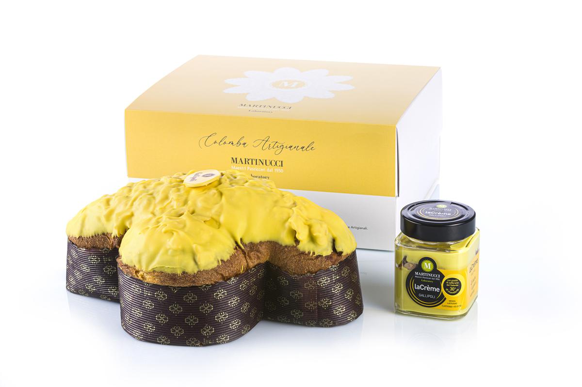 MARTINUCCI - Con cubetti al limone e pistilli di zafferano Martinucci , il maestro dell’arte dolciaria pugliese anche quest’anno ha scelto di portare in tavola la sua creazione più amata: la colomba pasquale. Tre le nuove varianti, pensate per regalare un’esperienza di gusto unica: Colomba Limoncello , un inno ai sapori del Mediterraneo; Colomba Caramello e Albicocca e Colomba Fragoline con fragoline di bosco, frutti rossi e una delicata glassa al cioccolato bianco. Iconica la Colomba Gallipoli con cubetti di limone fresco e pistilli di zafferano Oro Rosso coltivati nel Salento, completata da una glassa al limone con scaglie di mandorle caramellate. www.martinuccilaboratory.it MARTINUCCI - Con cubetti al limone e pistilli di zafferano Martinucci , il maestro dell’arte dolciaria pugliese anche quest’anno ha scelto di portare in tavola la sua creazione più amata: la colomba pasquale. Tre le nuove varianti, pensate per regalare un’esperienza di gusto unica: Colomba Limoncello , un inno ai sapori del Mediterraneo; Colomba Caramello e Albicocca e Colomba Fragoline con fragoline di bosco, frutti rossi e una delicata glassa al cioccolato bianco. Iconica la Colomba Gallipoli con cubetti di limone fresco e pistilli di zafferano Oro Rosso coltivati nel Salento, completata da una glassa al limone con scaglie di mandorle caramellate. www.martinuccilaboratory.it